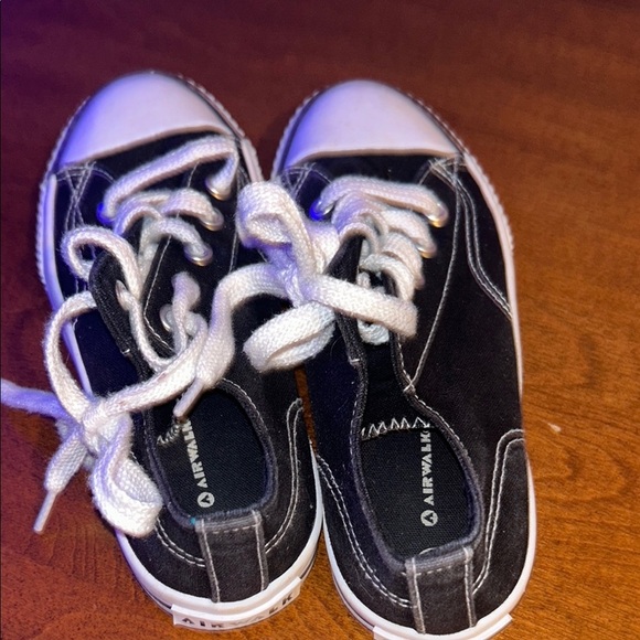 Unisex Airwalk Black and White Canvas Sneakers Timeless Design - Picture 5 of 12